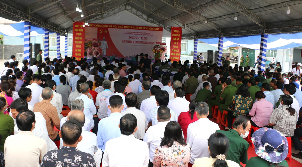 Đông đảo quần chúng nhân dân đến dự Ngày hội toàn dân bảo vệ an ninh tổ quốc.