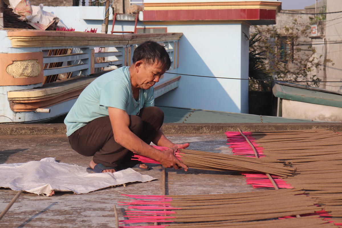Những năm đỉnh điểm, làng nghề xuất ra thị trường hàng trăm vạn que hương, cung cấp cho nhiều tỉnh thành trong cả nước. Năm 2015, làng nghề hương Đông Khê được công nhận: “Làng nghề hương truyền thống”.  