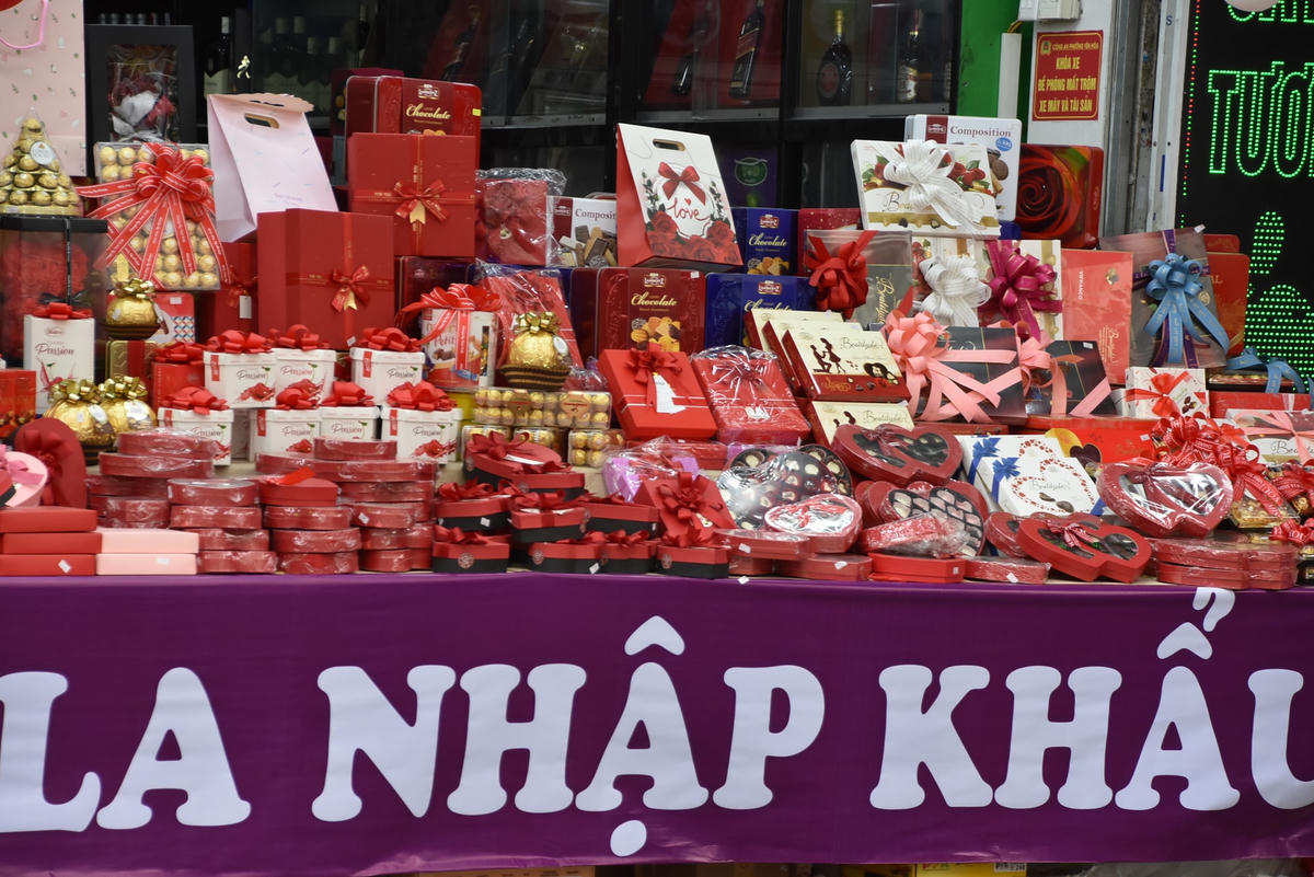 Cùng với hoa tươi, các loại socola quà tặng cũng được bày bán rất nhiều trong ngày lễ tình nhân.