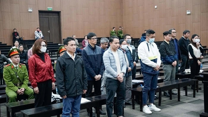 Các bị cáo tại phiên tòa sơ thẩm ngày 24/12. Ảnh: N.A.