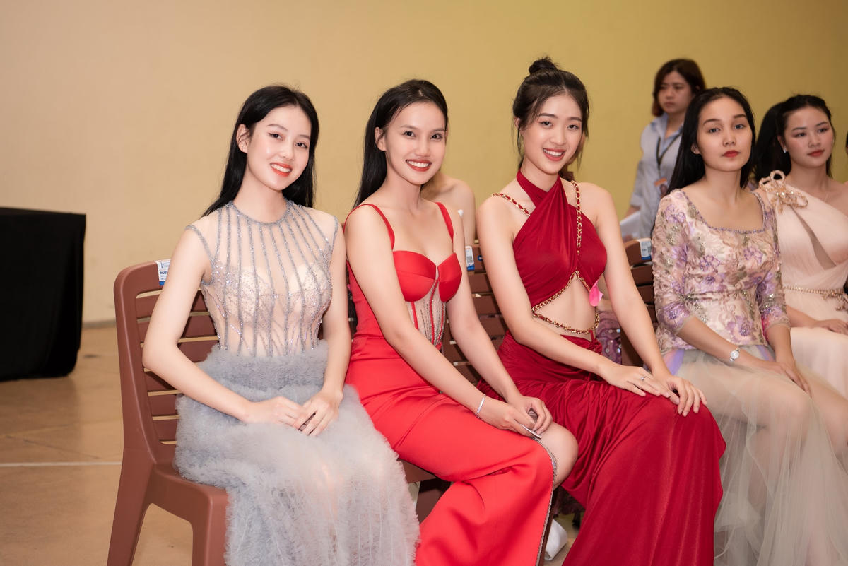 Thí sinh Hoa hậu Việt Nam rạng rỡ khi gặp Hoa hậu Hoa hậu Hòa bình Quốc tế Nguyễn Thúc Thùy Tiên. 