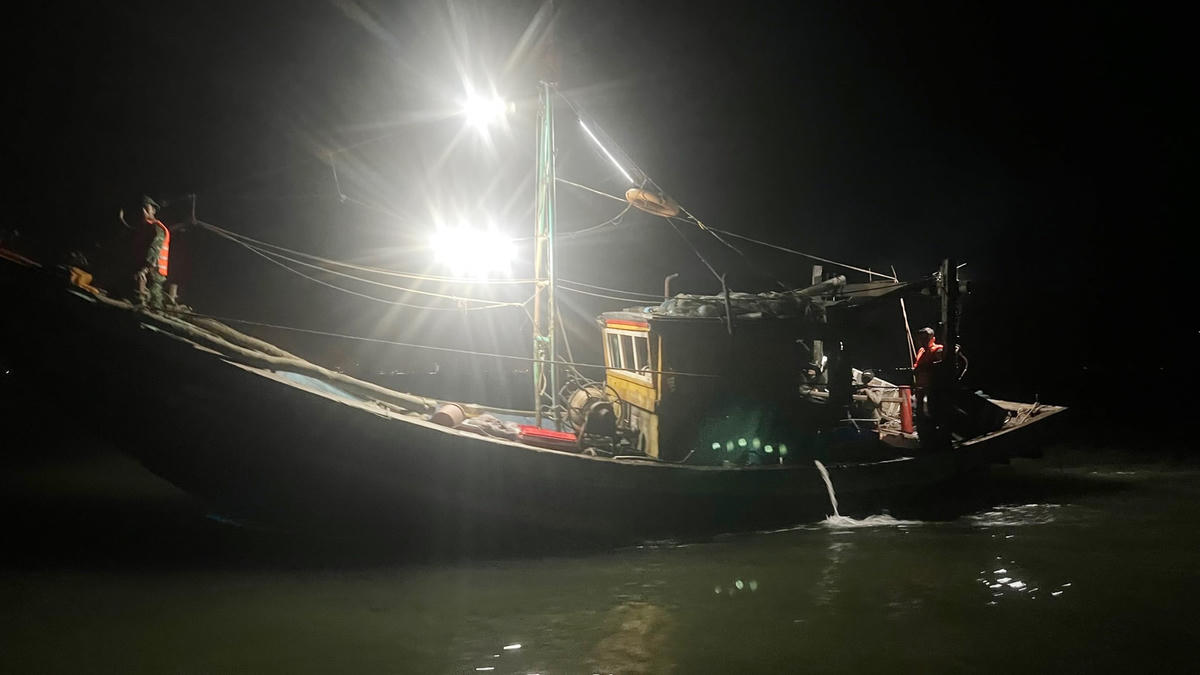Trong đêm lực lượng chức năng phát hiện tàu cá mang BKS NA - 4204 TS đánh bắt sai vùng biển quy định.