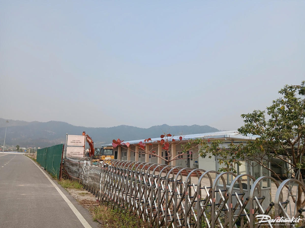 Trụ sở Công ty TNHH HDMon Vân Đồn và Công ty CP đầu tư HDmon Vân Đồn cũng hoang vắng, đóng kín cửa.