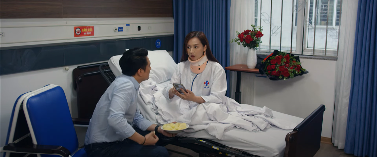 Việt trêu Giang khi tháo nẹp cổ nhìn cô trông giống thiên nga. Ảnh: CMH. 