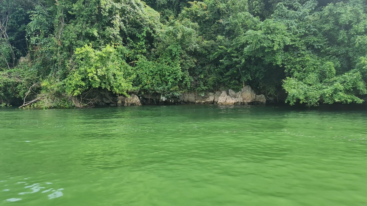 Nước hồ xanh màu ngọc bích.
