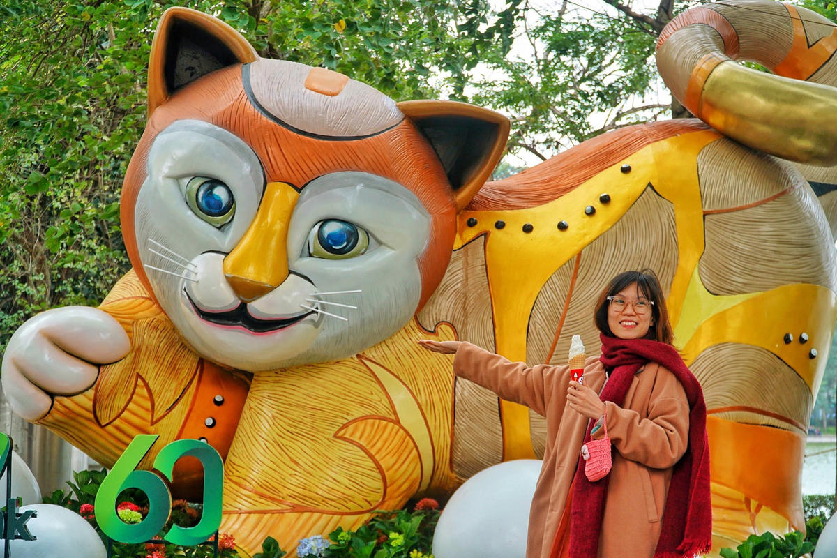 Linh vật mèo ngộ nghĩnh ở hồ Gươm thu hút nhiều người dân đến chụp ảnh