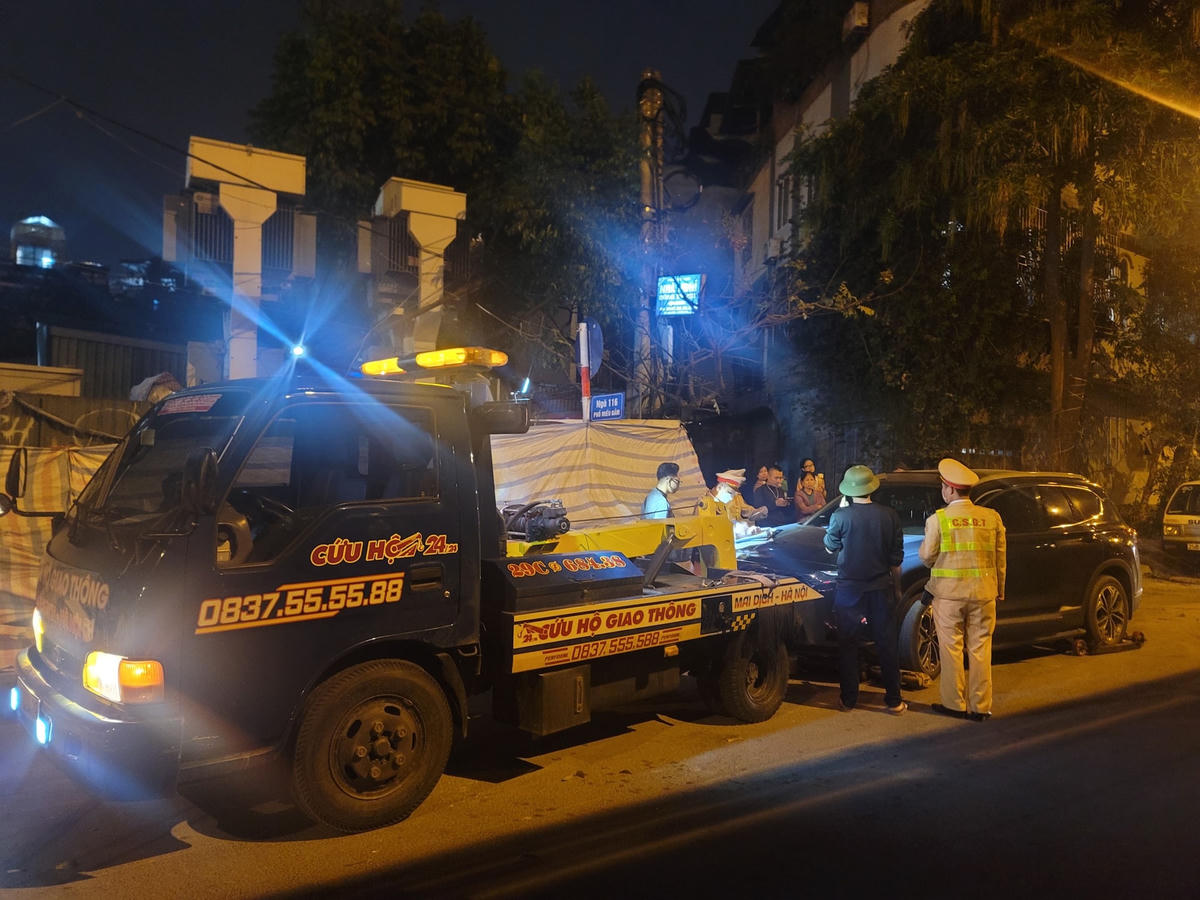CSGT lập biên bản và tiến hành các thủ tục tạm giữ phương tiện do tài xế vi phạm nồng độ cồn.