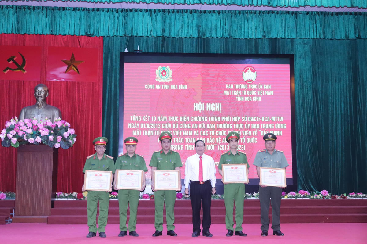 Ông Bùi Tiến Lực - Chủ tịch Ủy ban MTTQ tỉnh Hòa Bình tặng bằng khen cho các cá nhân chiến sỹ Công an có thành tích xuất sắc trong thực hiện Chương trình phối hợp số 09/CTr-BCA-MTTW về “Đẩy mạnh phong trào Toàn dân bảo vệ an ninh Tổ quốc trong tình hình mới.