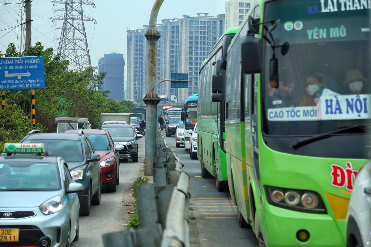 Người dân trở lại Thủ đô sau kỳ nghỉ lễ, giao thông Hà Nội ùn ứ