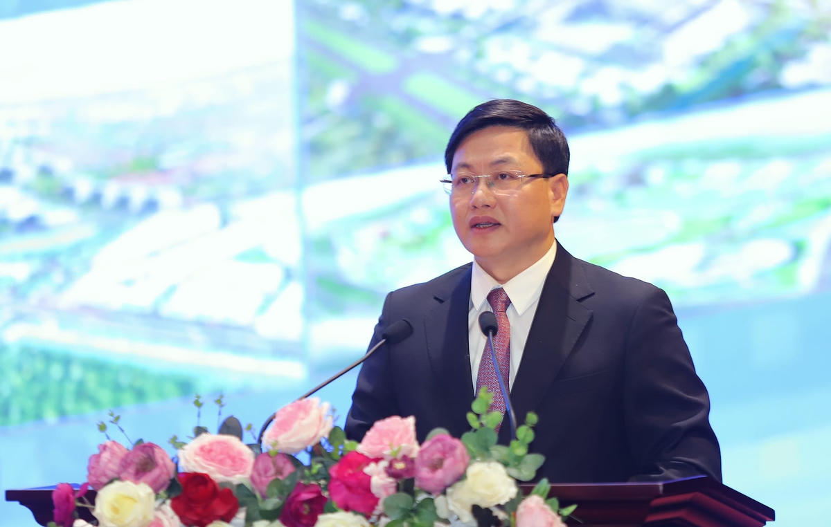 Ông Mai Xuân Liêm, Phó Chủ tịch UBND tỉnh Thanh Hóa công bố Quyết định của Thủ tướng Chính phủ về Quy hoạch chung đô thị Thanh Hóa.
