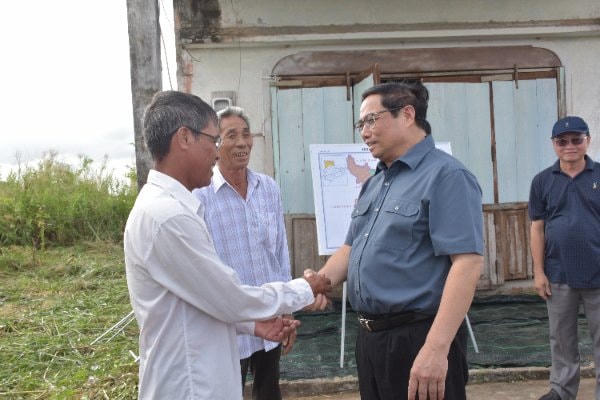 Thủ tướng Phạm Minh Chính động viên người dân xã Vĩnh Lộc, huyện Hồng Dân, tỉnh Bạc Liêu nơi Dự án đường cao tốc Bắc Nam phía Đông, tuyến Cần Thơ - Cà Mau đi qua.