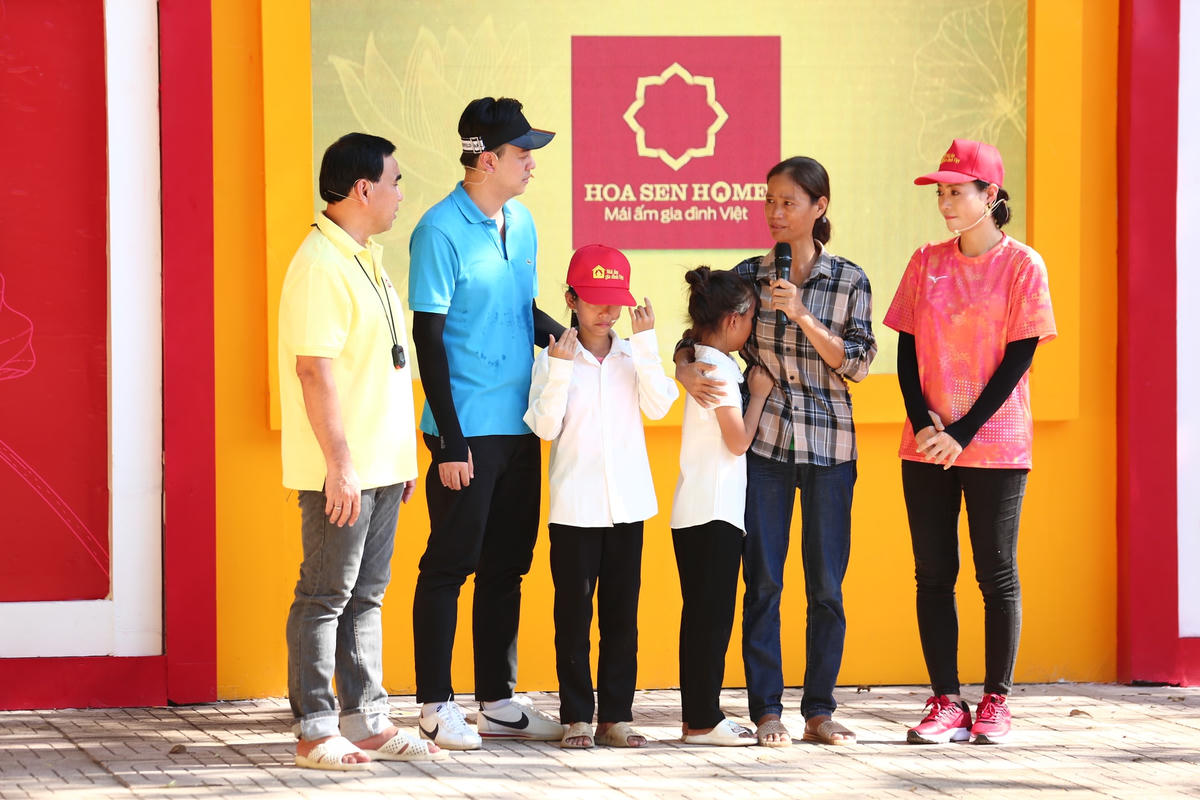 Thanh Hương đã góp sức cùng MC Tuấn Tú mang về giải thưởng trị giá 115 triệu đồng cho các em nhỏ mồ côi. Ảnh: Golden Moon.