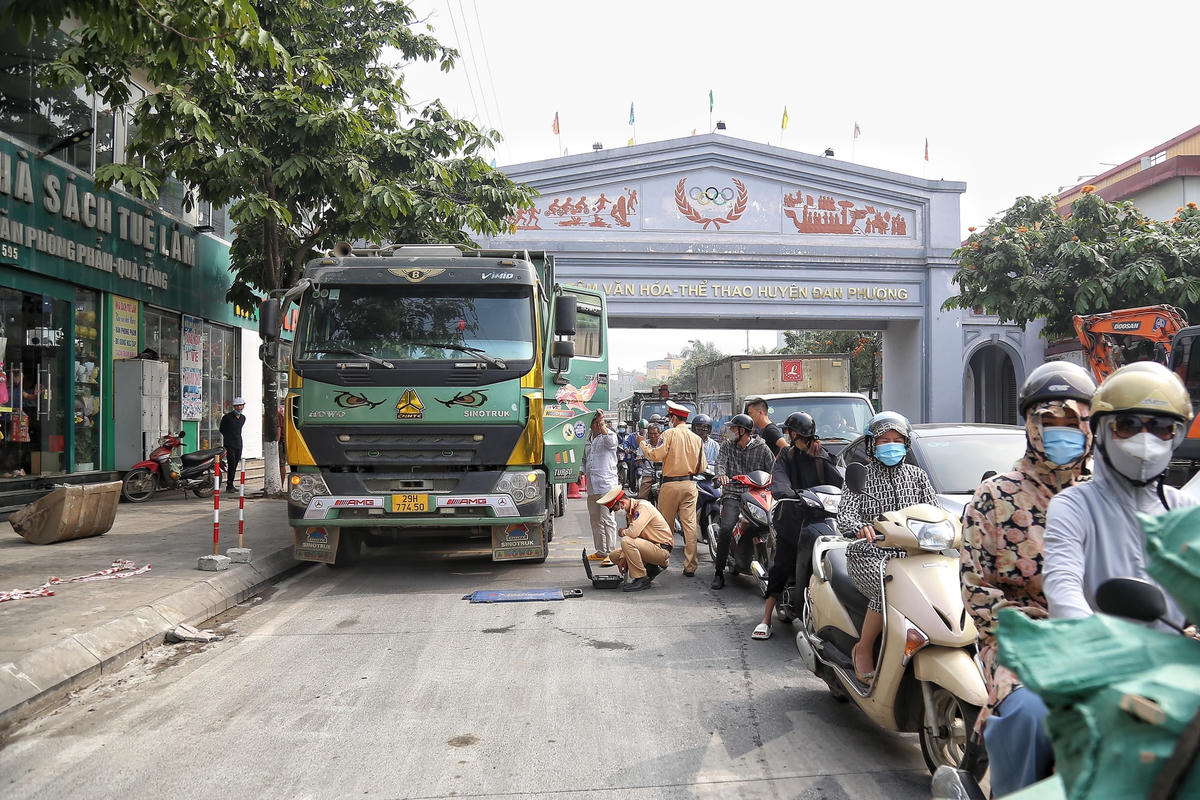 Sau khi cân tải trọng, lực lượng CSGT phát hiện xe chở quá tải 48,28%.