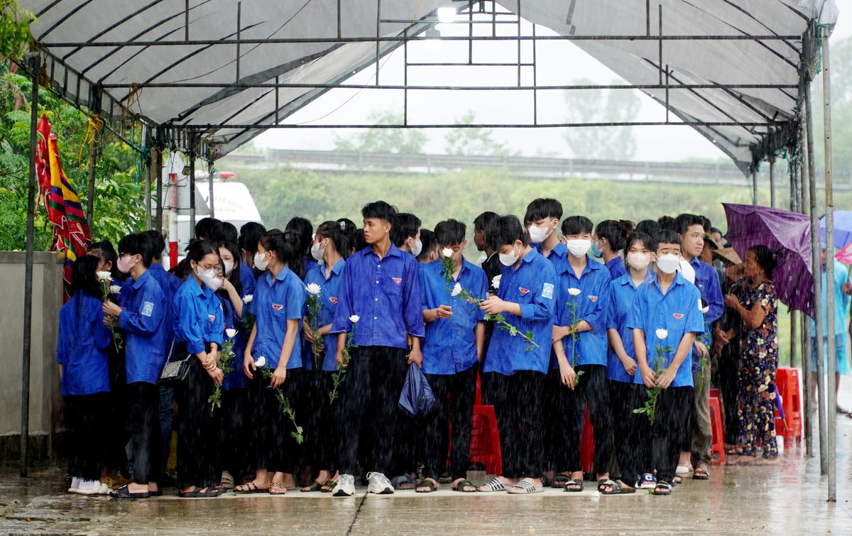 Nhiều cơ quan, đoàn thể cùng người dân có mặt tại nhà của Đại úy Lê Ánh Sáng từ sáng sớm để chia sẻ mất mát cùng gia đình và đón anh về với đất mẹ.