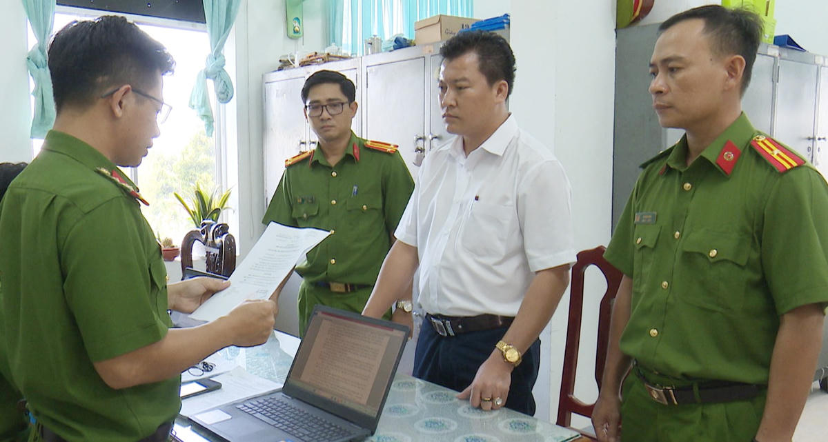Cơ quan CSĐT Công an tỉnh Bạc Liêu tống đạt các quyết định tố tụng đối với Tân.