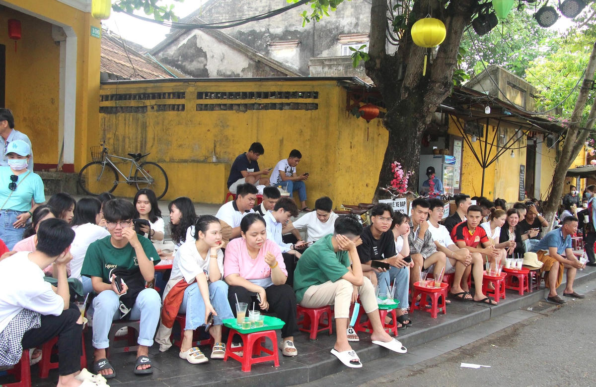 Một góc quán nước đông khách trên đường Bạch Đằng.