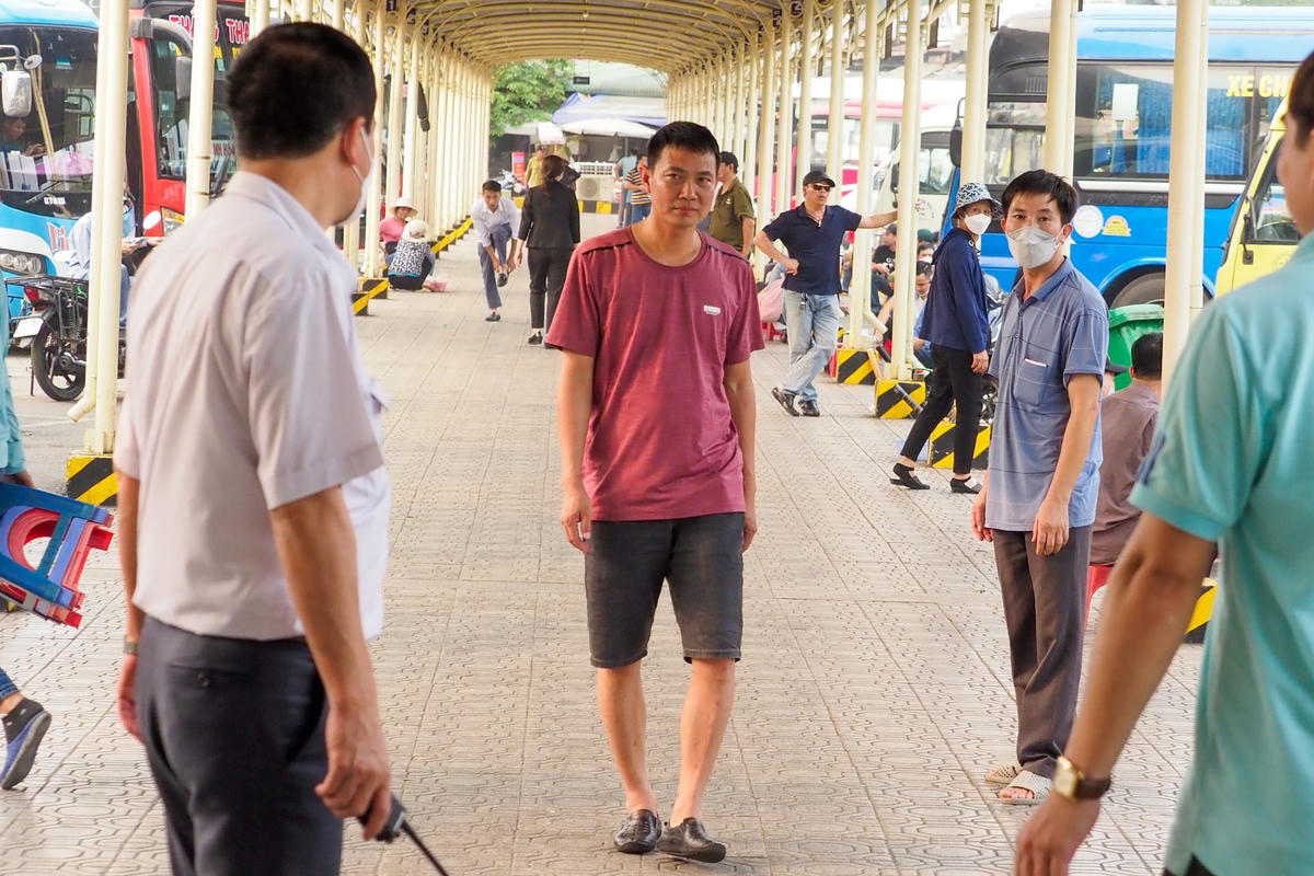 Trong văn bản của UBND TP yêu cầu rõ: Trên phương tiện giao thông công cộng, hành khách, tài xế, nhân viên phục vụ phải đeo khẩu trang. Trong ảnh, nhân viên Bến xe Giáp Bát đang nhắc nhở hành khách đeo khẩu trang khi ở nơi đông người, khi lên xe ô tô.