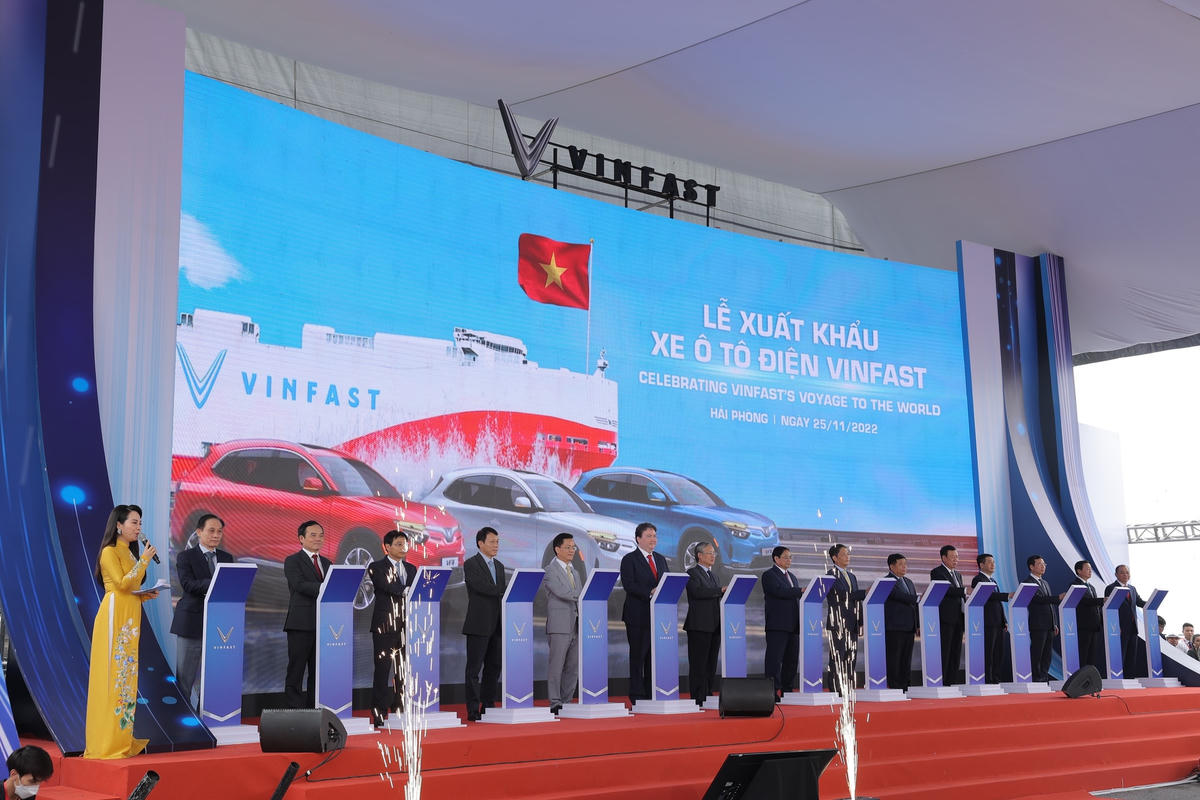 Thủ tướng Chính phủ Phạm Minh Chính cùng các đại biểu bấm nút phát lệnh xuất khẩu lô xe điện thông minh đầu tiên ra thị trường quốc tế.