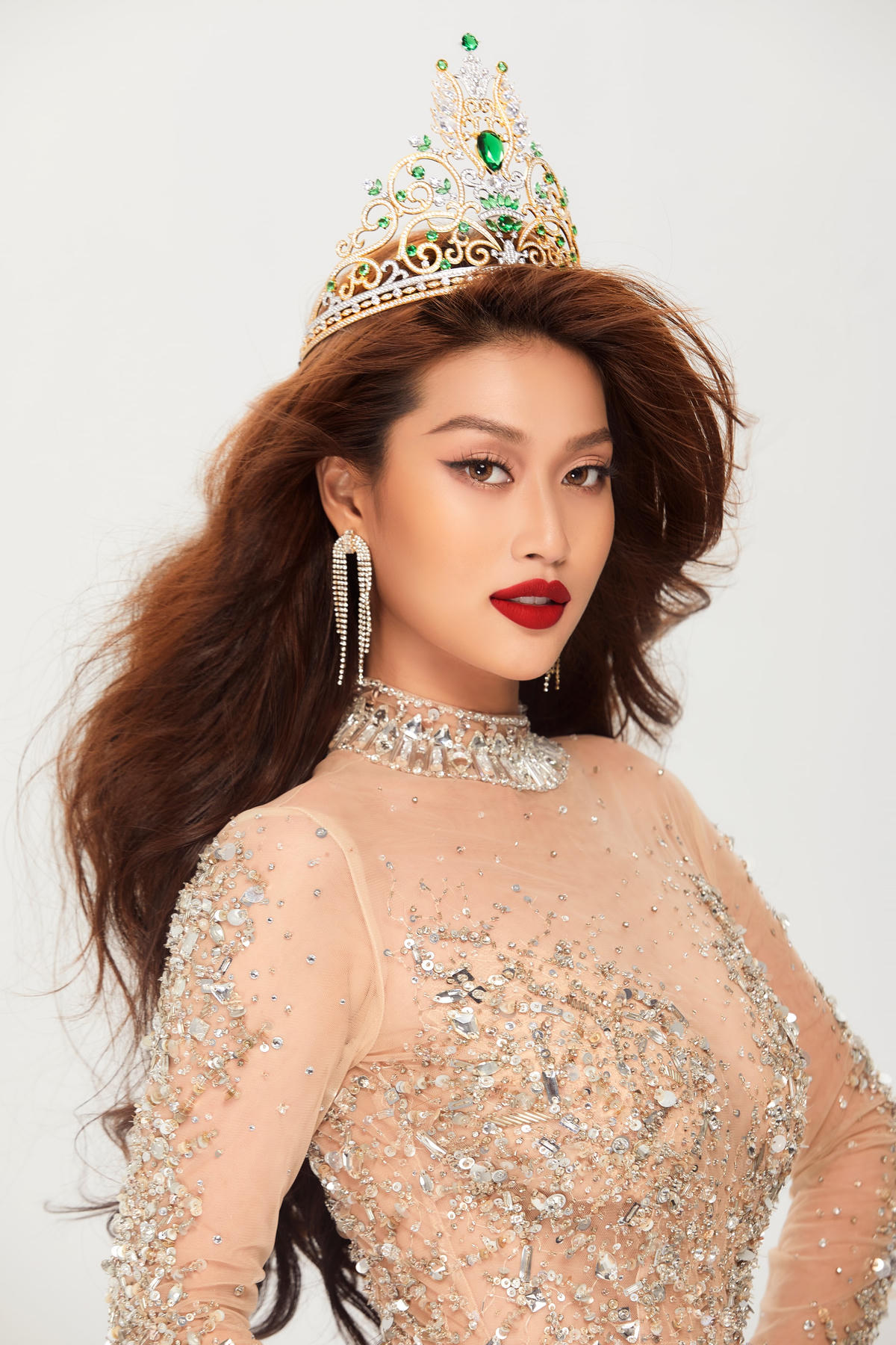 Trong những bức hình vừa đăng tải, Thiên Ân khiến người hâm mộ xuýt xoa bởi khuôn mặt không góc chết, sắc nét từng chi tiết. 