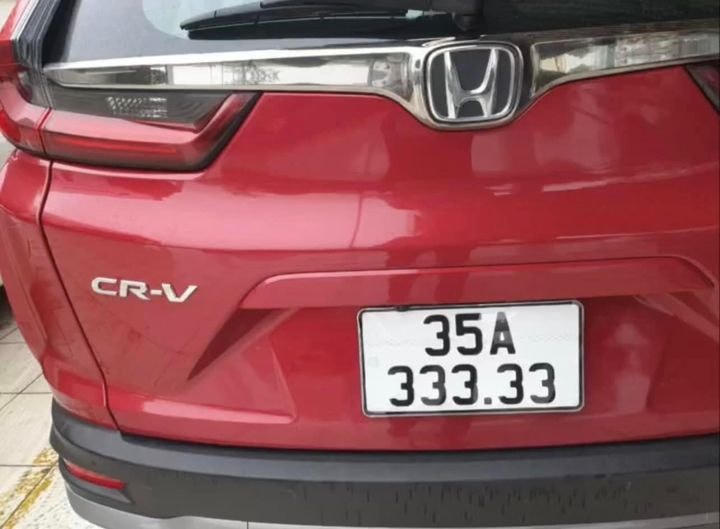 Hình ảnh chiếc xe ô tô Honda CRV gắn biển ngũ quý 3 lan truyền trên mạng.