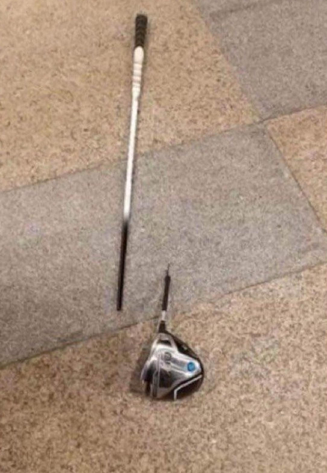 Cây gậy bị gãy trên sân golf ở TP Đà Nẵng. Ảnh MXH.