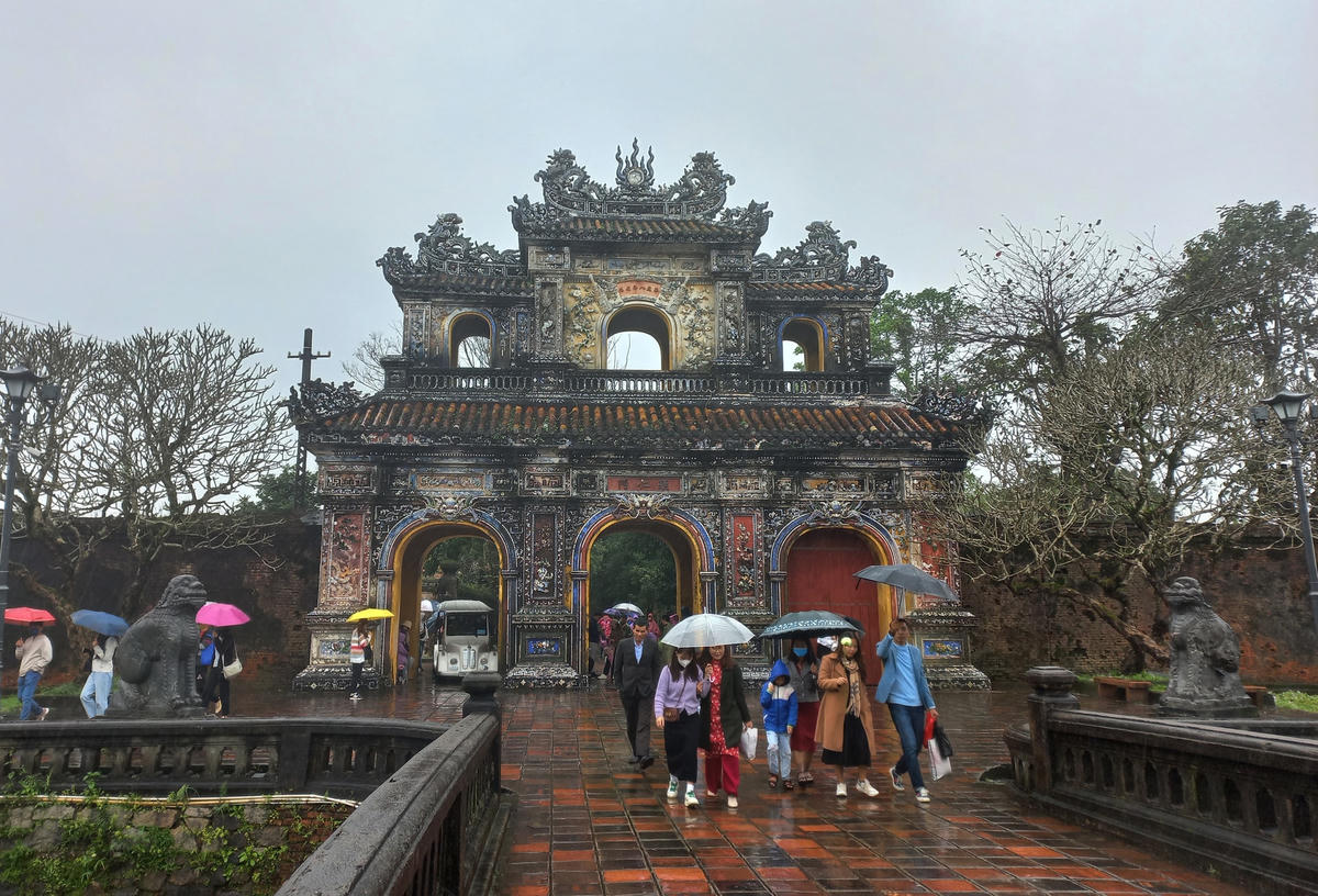 Nhiều du khách chọn địa phương này là điểm dừng chân để khám phá và trải nghiệm "đặc sản" mưa Huế.