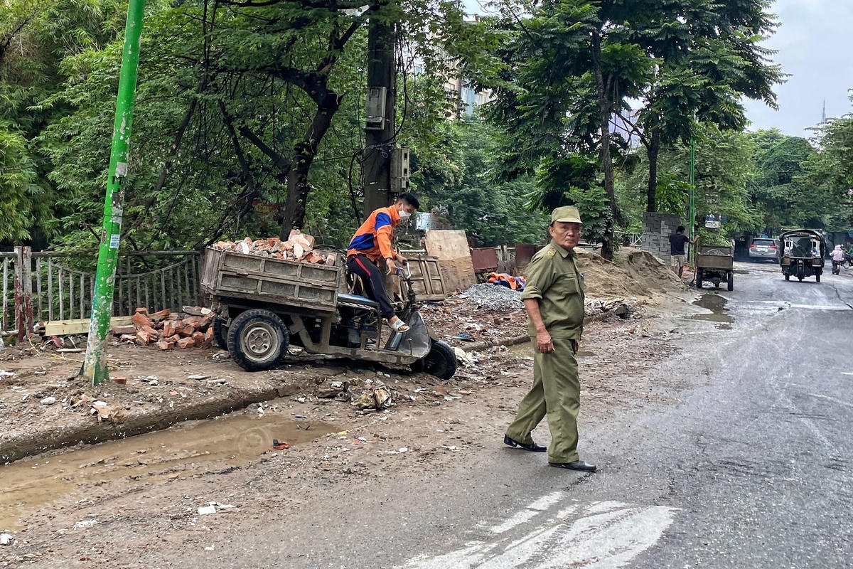 Hà Nội: Đoàn xe đổ 'trộm’ rác thải xây dựng, dân kêu cứu