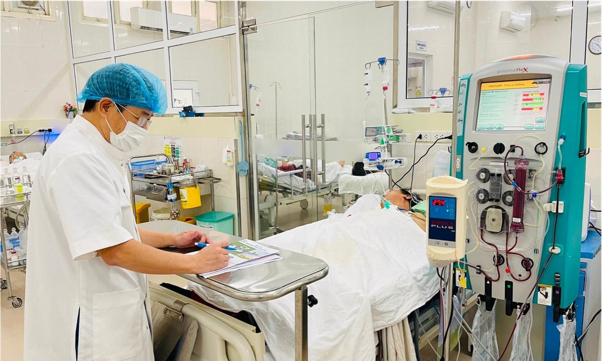 Các bác sĩ theo dõi tình trạng bệnh cho bệnh nhân đột quỵ. Ảnh V.H.
