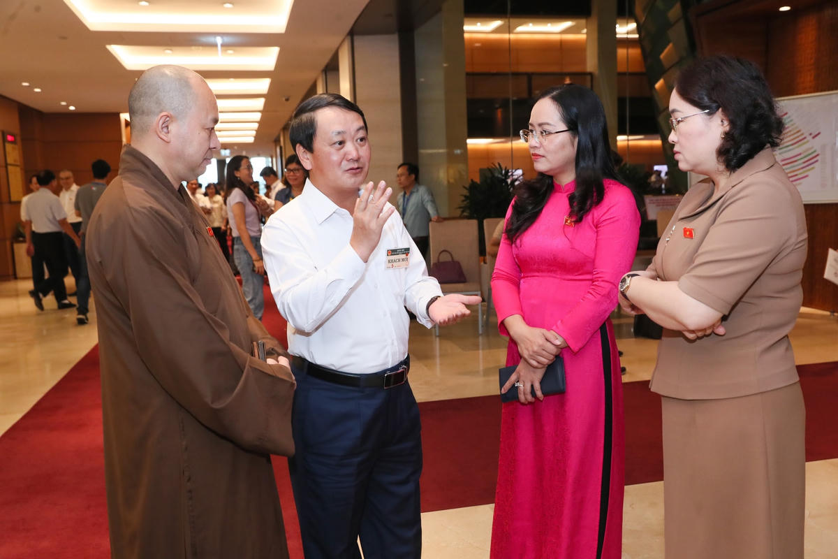 Bộ trưởng, Chủ nhiệm Uỷ ban Dân tộc Hầu A Lềnh có mặt từ sáng để theo dõi phiên chất vấn và trả lời chất vấn. Ông Lềnh sẽ đăng đàn trả lời chất vấn vào chiều nay (Ảnh: Quang Vinh)