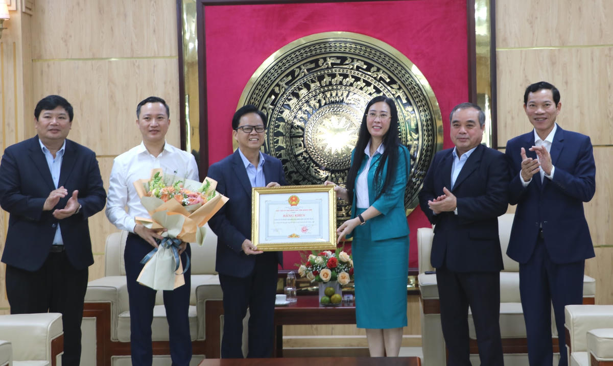 Tặng Bằng khen tập thể Công ty Cổ phần Lọc hoá dầu Bình Sơn.