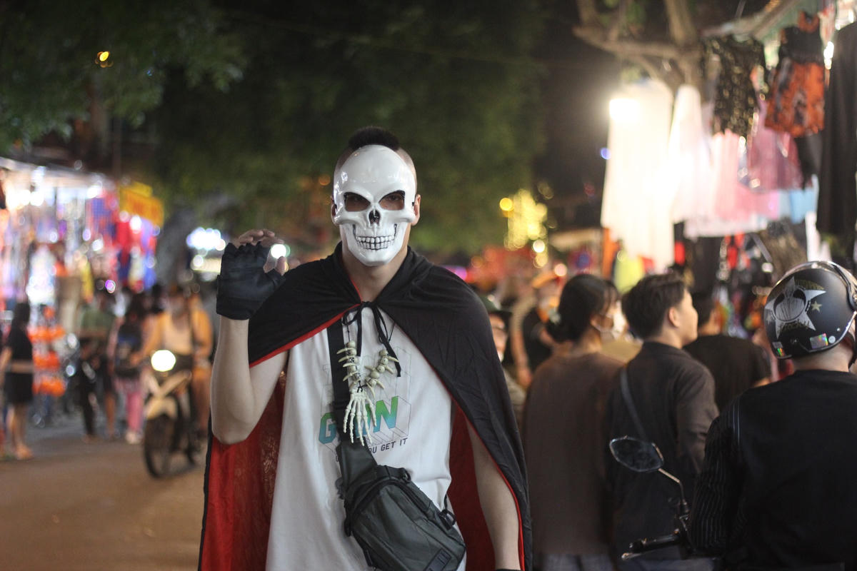 Halloween là lễ hội truyền thống của phương Tây được diễn ra hằng năm vào ngày 31/10, các em nhỏ sẽ hóa trang và thay đổi trang phục của mình và đến gõ cửa từ nhà này qua nhà khác để xin bánh kẹo, đồ ăn,...