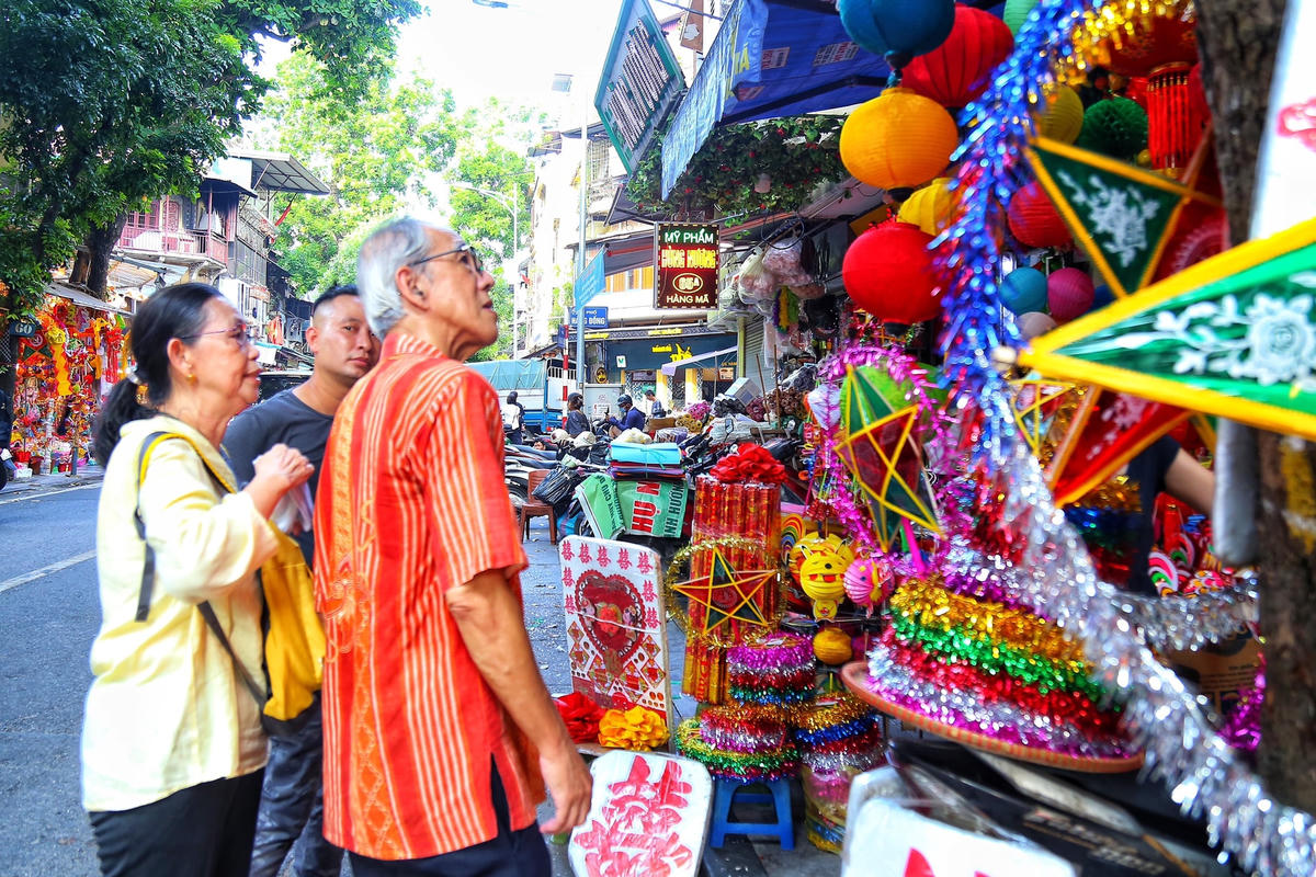 Không chỉ có các bạn trẻ tới đây vui chơi, mà ngay cả những người lớn tuổi cũng đã bắt đầu rục rịch tới mua đồ trang trí cho ngôi nhà mỗi khi dịp Tết Trung thu về.