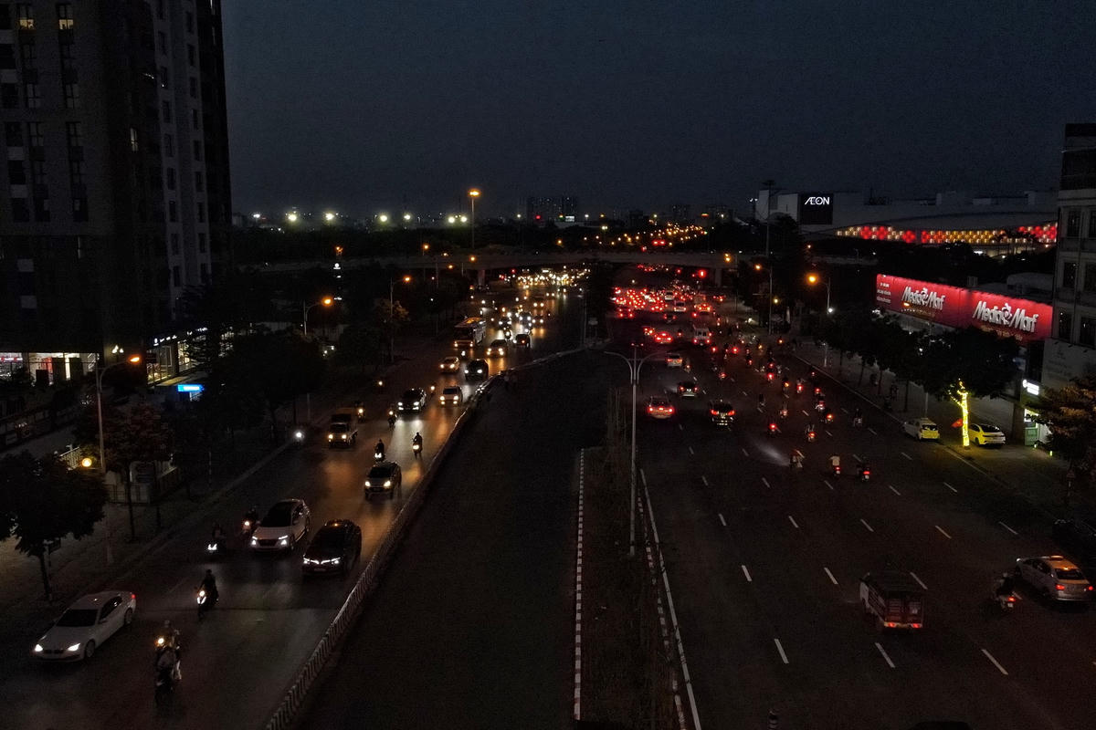 "Hôm nay di chuyển trên cây cầu mới tôi rất phấn khởi, đường khá thông thoáng rút ngắn thời gian về nhà của tôi", chị Thu chia sẻ.