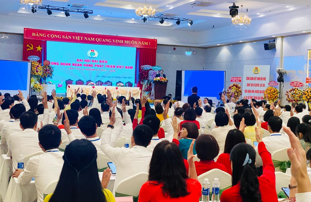 Đại biểu, biểu quyết thống các chỉ tiêu, nhiệm vụ của nhiệm kỳ 2023 - 2028.  