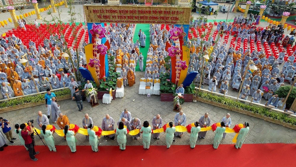 Quang cảnh Lễ cắt băng khai mạc triển lãm văn hóa nghệ thuật Phật giáo, mở đầu cho chuỗi hoạt động Đại lễ Tưởng niệm Đức thánh Tổ Ni và các Chư Ni tiền bối hữu công của Phật giáo Việt Nam.