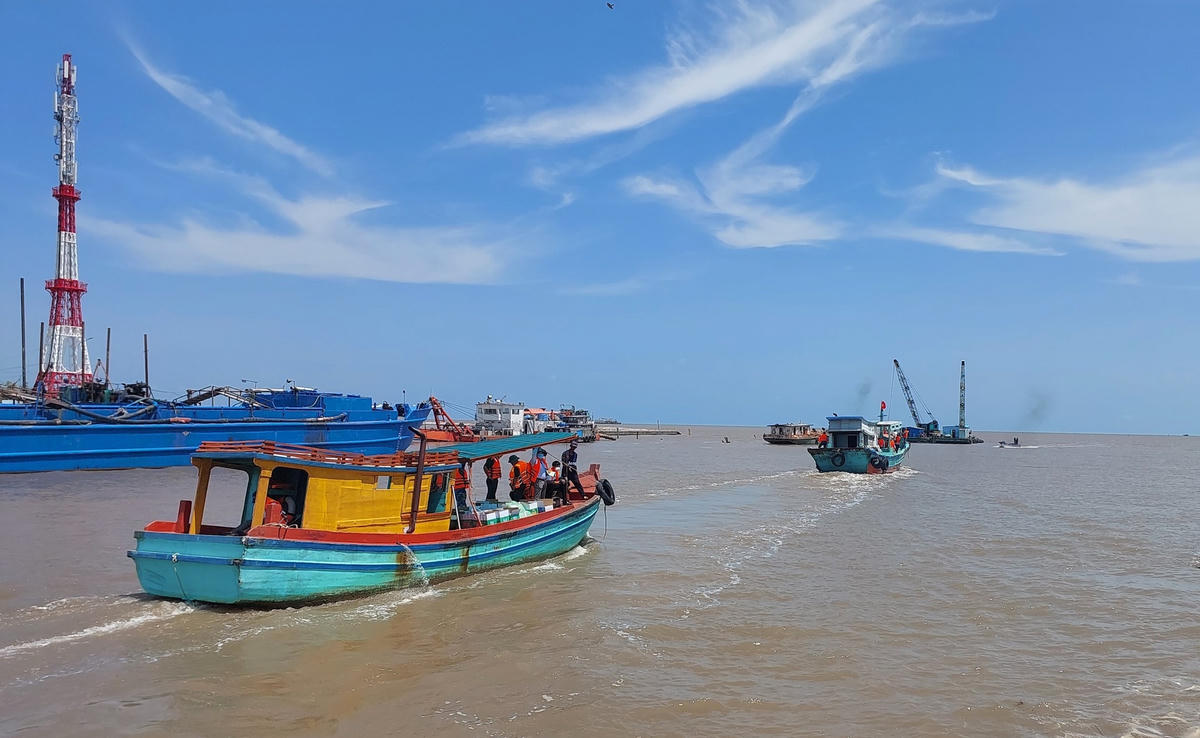 Cùng với hoạt động thả tôm giống về môi trường thiên nhiên, ngành nông nghiệp Bạc Liêu còn đẩy mạnh tuyên truyền, kêu gọi người dân bảo vệ hệ sinh thái, phát triển nghề khai thác thủy sản hiệu quả và bền vững.