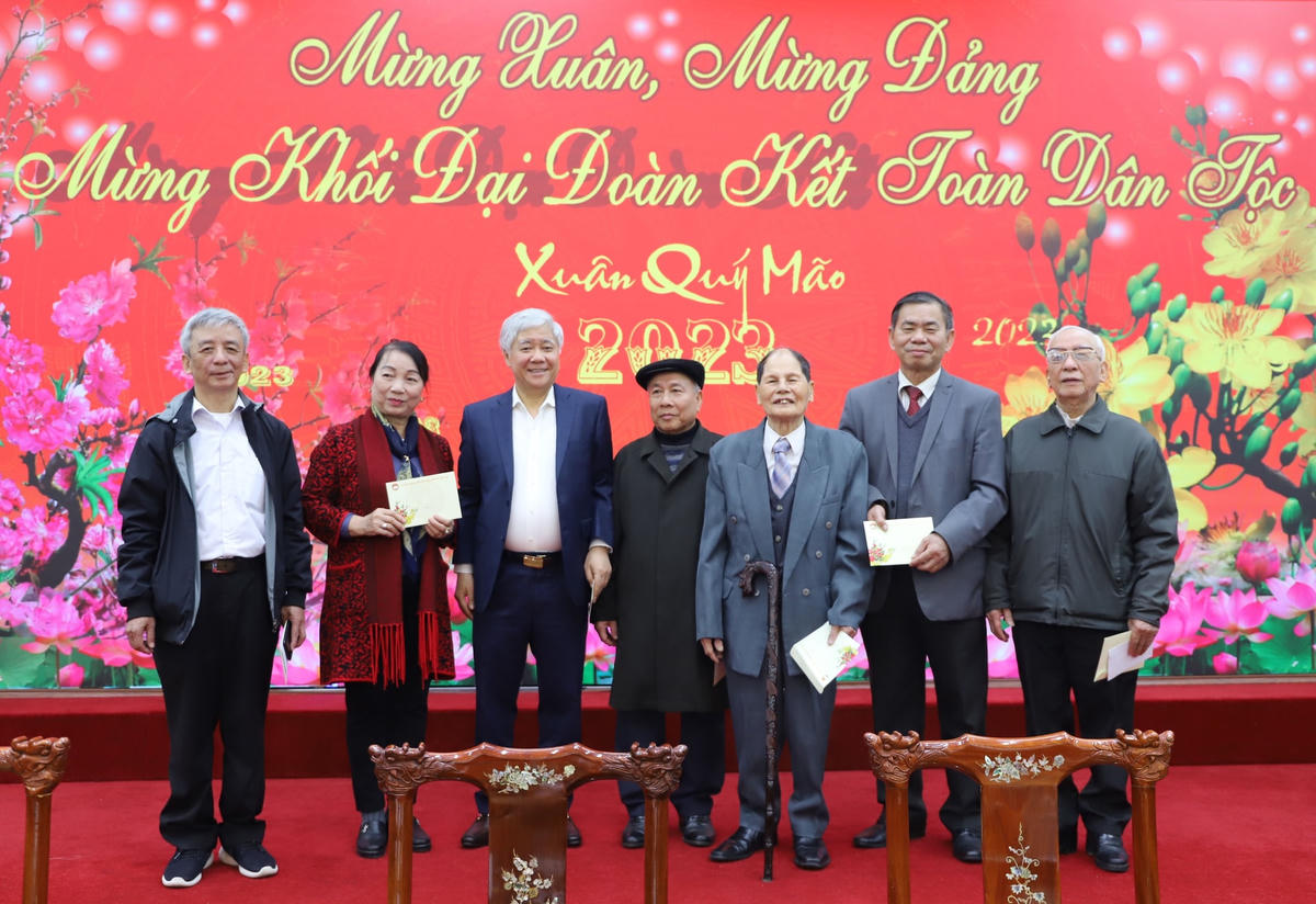 Chủ tịch Đỗ Văn Chiến và các vị cán bộ Mặt trận qua các thời kỳ.
