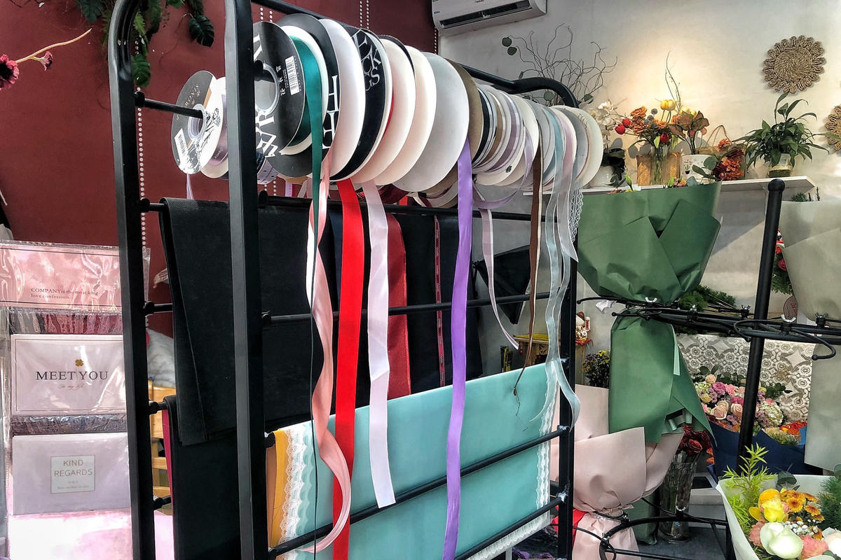 “Túi nilon có màu sắc đa dạng, chống thấm nước nên khách hàng thường chọn. Đặc biệt, việc bó hoa bằng nilon vô cùng nhanh khách hàng không cần đặt trước, mà chỉ cần vài phút đã có thể đem hoa đi tặng. Dù cửa hàng hoa của tôi mở đã lâu nhưng số khách đặt hoa bó bằng giấy chỉ đếm trên đầu ngón tay”.