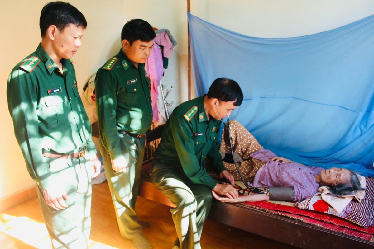 Bộ đội Biên phòng Đắk Lắk đang chăm sóc sức khỏe cho người dân vùng biên.
