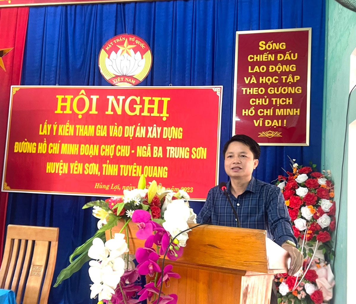 Phó Chủ tịch Uỷ ban MTTQ tỉnh Tuyên Quang Lê Ngọc Tân phát biểu tại hội nghị.
