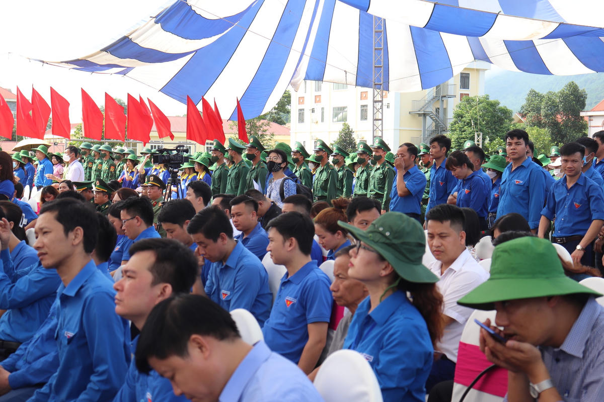 Đông đảo đoàn viên, thanh niên, lực lượng vũ trang, đồng bào các dân tộc và nhân dân tỉnh Thanh Hoá đã tham dự lễ phát động