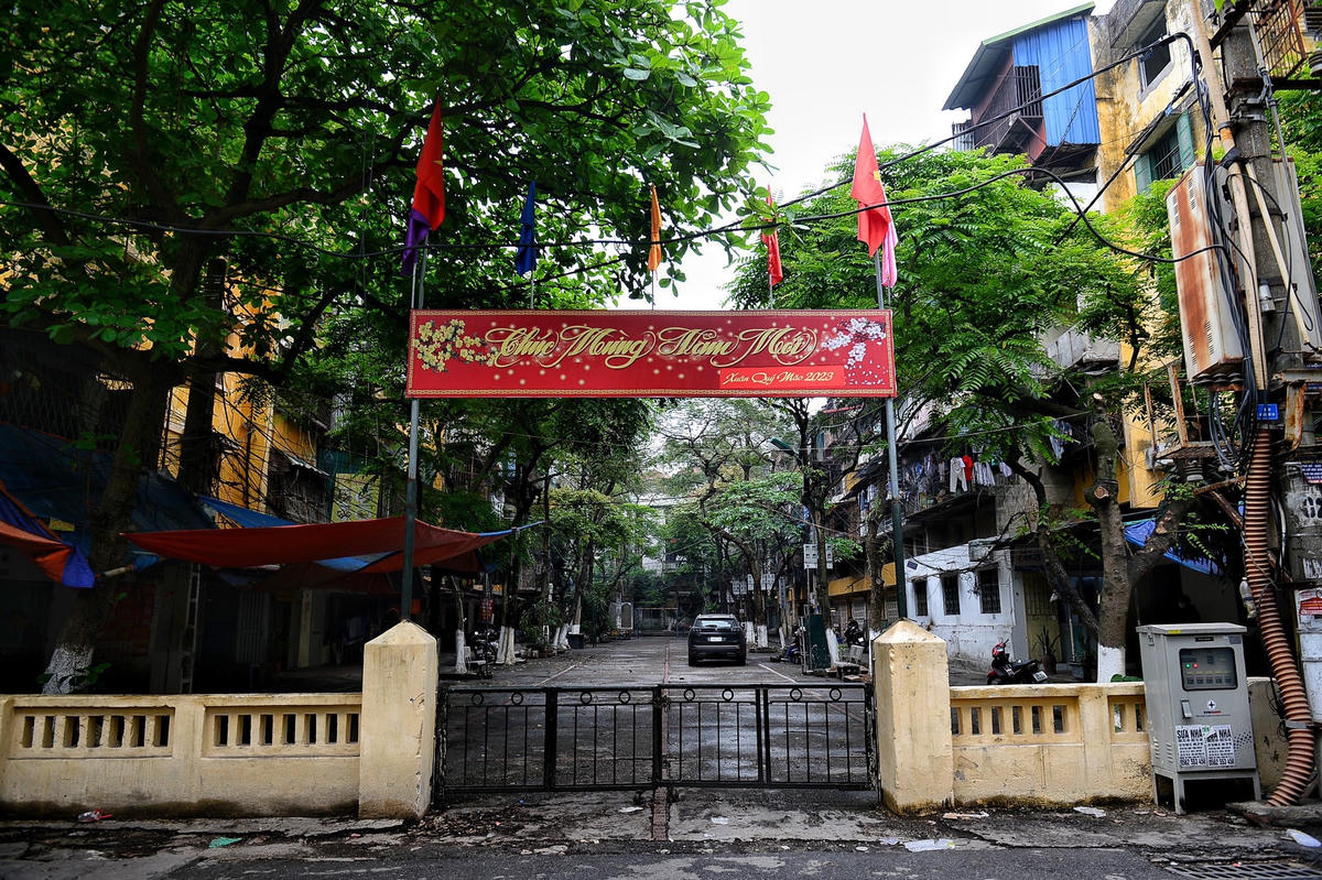 Theo tìm hiểu, năm 2013, UBND TP Hà Nội và UBND quận Cầu Giấy đã có chủ trương chấp thuận đầu tư, xây dựng Dự án cải tạo nhà A, B Khu tập thể Nghĩa Đô; giao liên doanh Công ty Quản lý và Phát triển nhà Hà Nội, Công ty TNHH Thủ đô 2, Công ty Cổ phần Nhật Quân Anh nghiên cứu lập, thực hiện dự án theo hình thức hợp tác kinh doanh, xây dựng mới công trình, thay thế khu nhà cũ đã hư hỏng, xuống cấp.