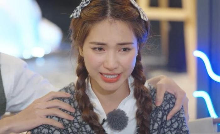 Hòa Minzy cho biết thêm, có lẽ thời gian vừa qua cô lao đầu vào công việc quá nhiều, làm việc đến mức quá tải và cơ thể đã bắt đầu phản ứng lại.