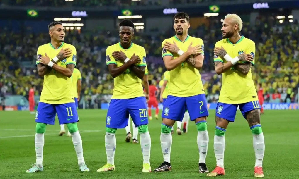Các vũ công Brazil nhảy sam ba ăn mừng bàn thắng.