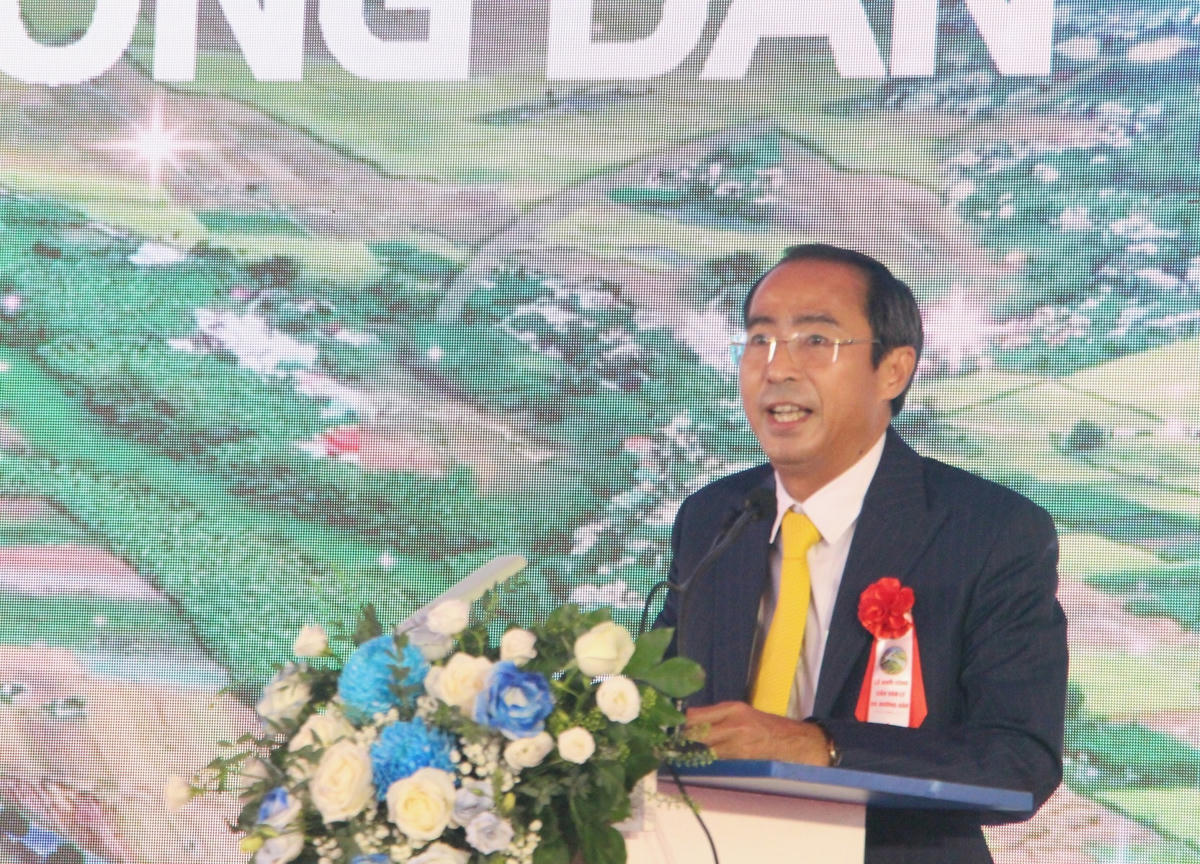 Ông Nguyễn Thanh Tâm, Giám đốc BQL Dự án đầu tư xây dựng CCTGT tỉnh Quảng Nam báo cáo dự án.