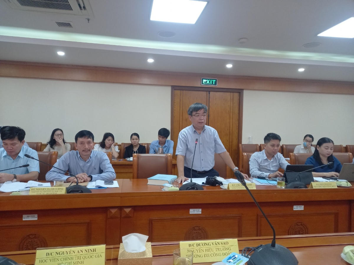 Các đại biểu phát biểu tại hội thảo. 