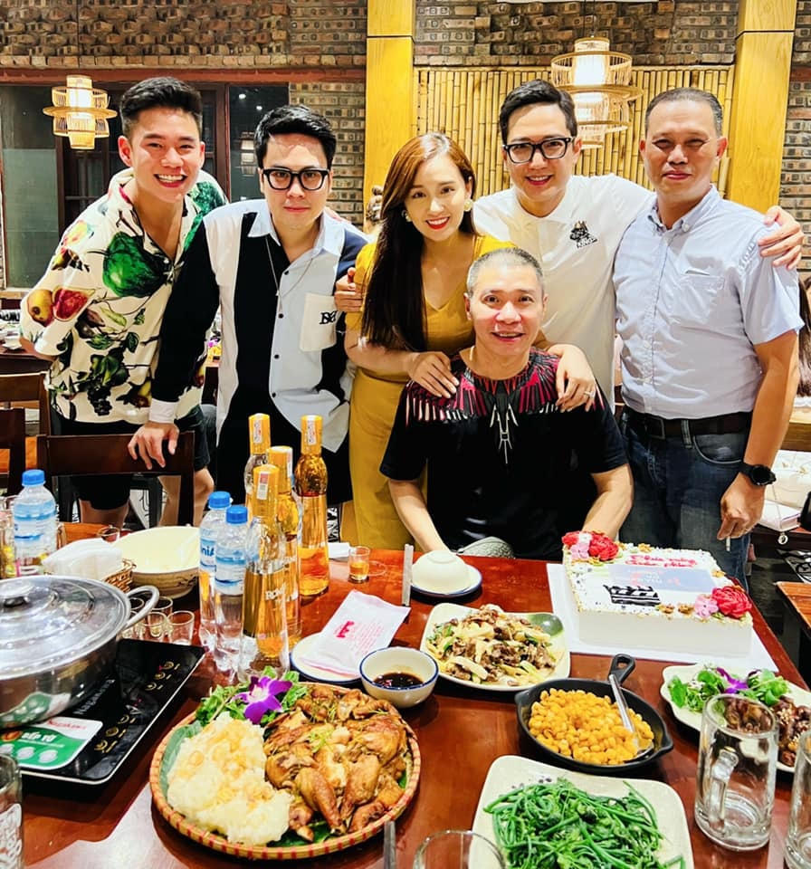 NSND Công Lý rạng rỡ cùng đoàn phim sau 1 năm nghỉ dưỡng bệnh.