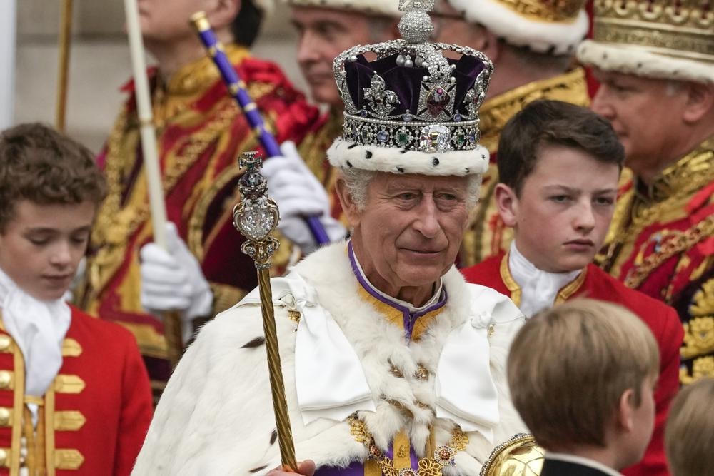 Vua Charles III rời Tu viện Westminster sau lễ đăng quang.  