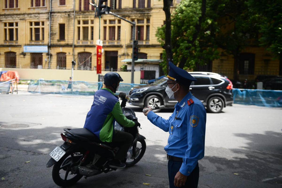 Các lực lượng CSGT, Thanh tra giao thông luôn phải túc trực ở các khu vực ngã rẽ để hướng dẫn người dân, đảm bảo giao thông được thông suốt.