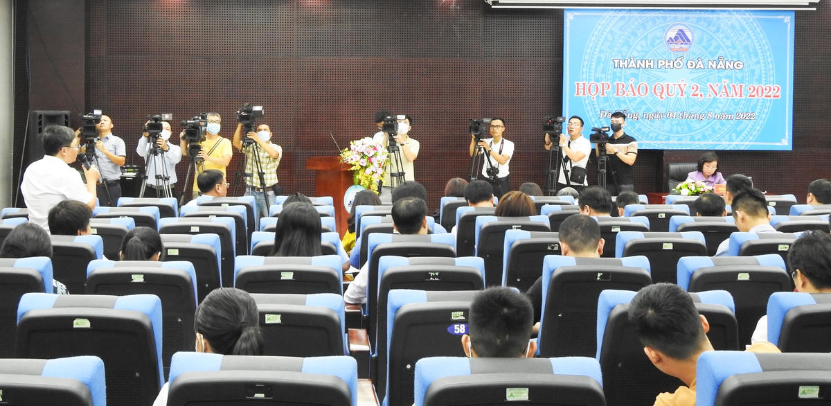 Phóng viên các cơ quan báo chí tác nghiệp tại buổi họp báo. Ảnh Thanh Tùng.